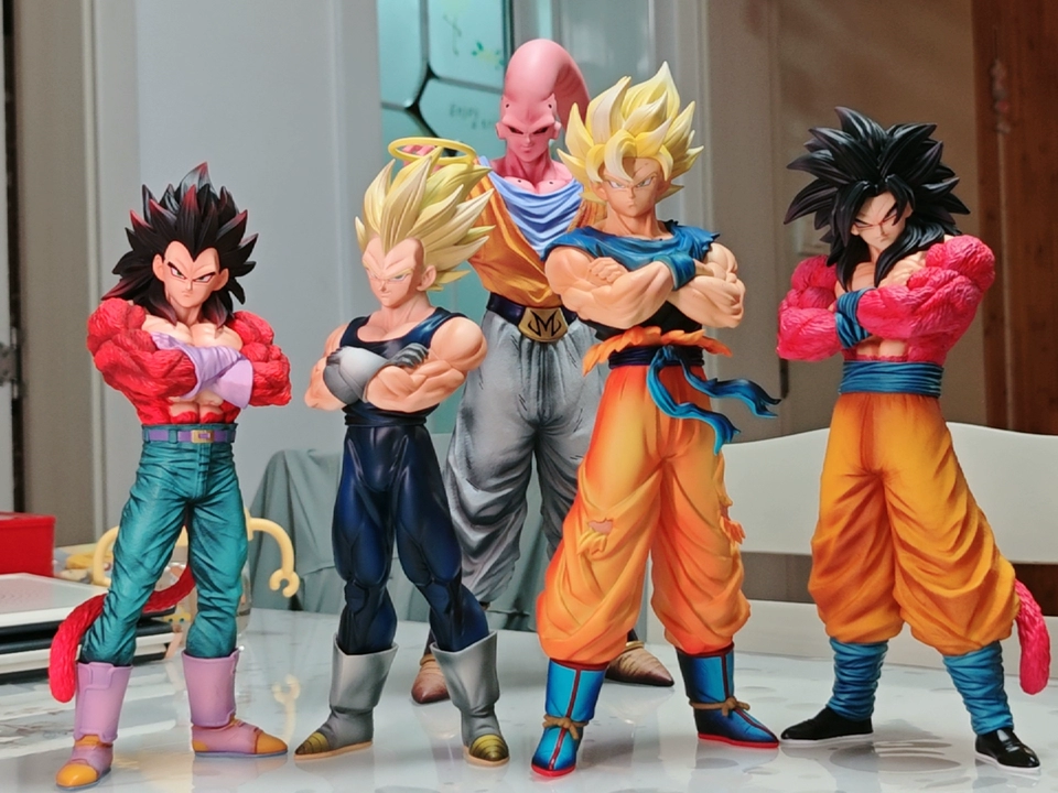 Collection personnelle de figurines Dragon Ball avec plusieurs versions de Goku et Vegeta