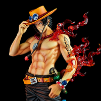 Vue rapprochée de la figurine Ace avec tatouage ASCE et effets de flammes