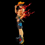 Vue latérale de la figurine Ace avec chapeau et flammes translucides