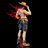 Vue de profil de la figurine Ace avec flammes autour du bras