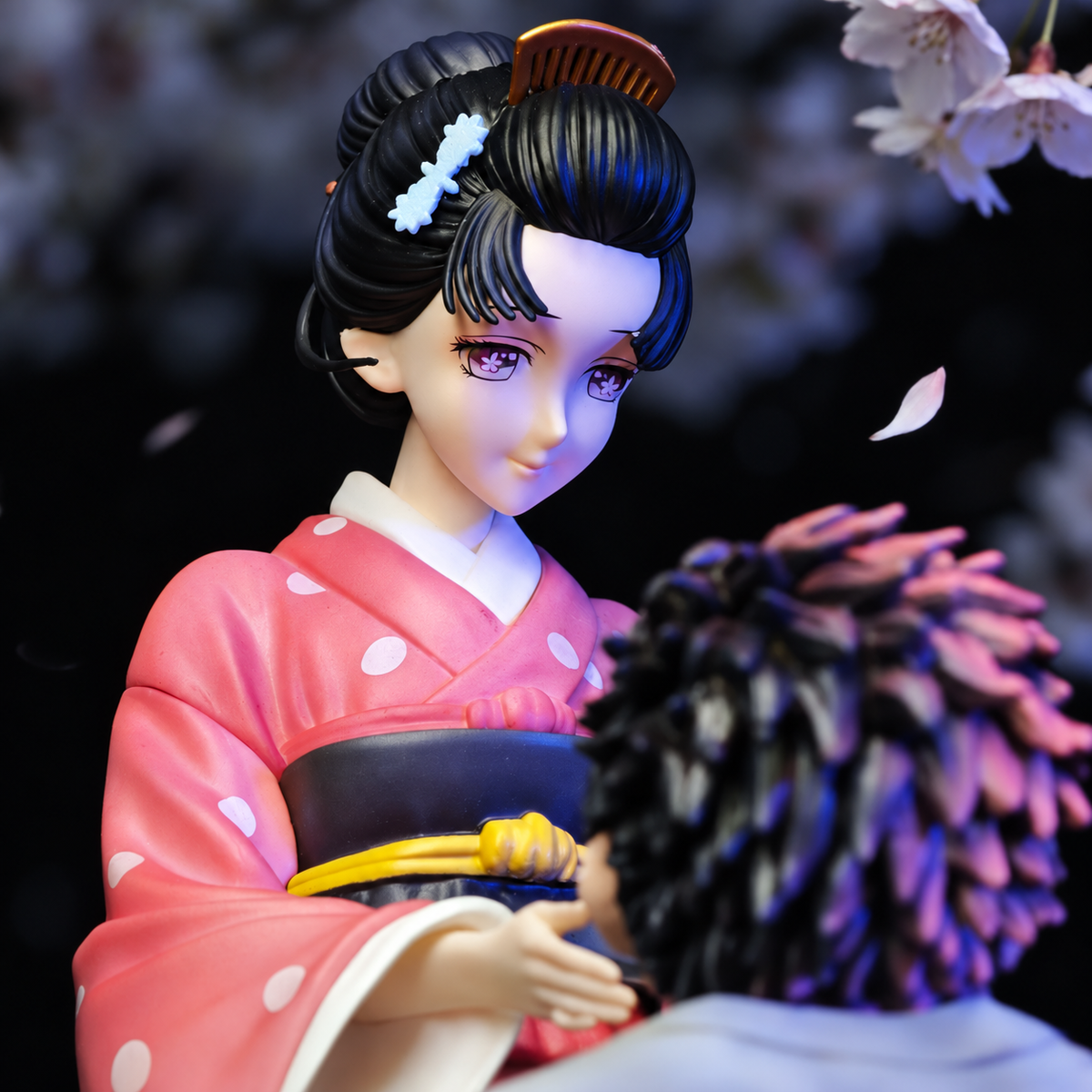 Gros plan de Koyuki avec son kimono rose et sa coiffure traditionnelle