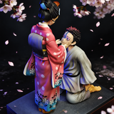 Vue trois-quarts montrant le visage humain d'Akaza face à Koyuki
