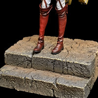 Détail du socle rocheux et des bottes de la figurine Annie