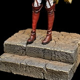 Détail du socle rocheux et des bottes de la figurine Annie