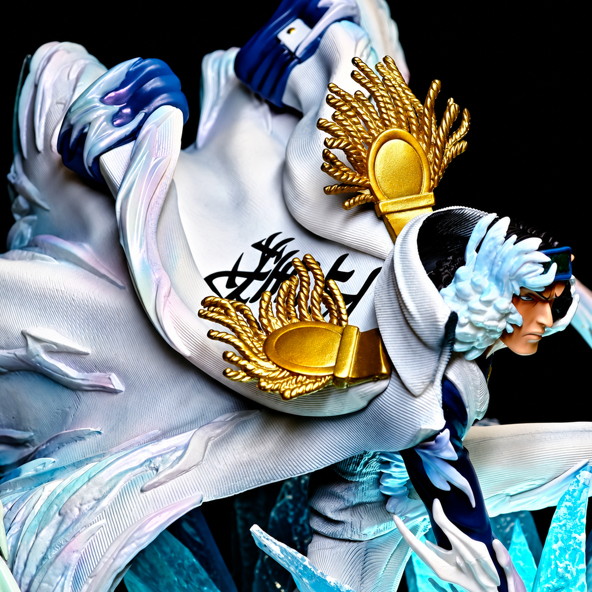 Détail du manteau de la Marine et des épaulettes dorées d’Aokiji