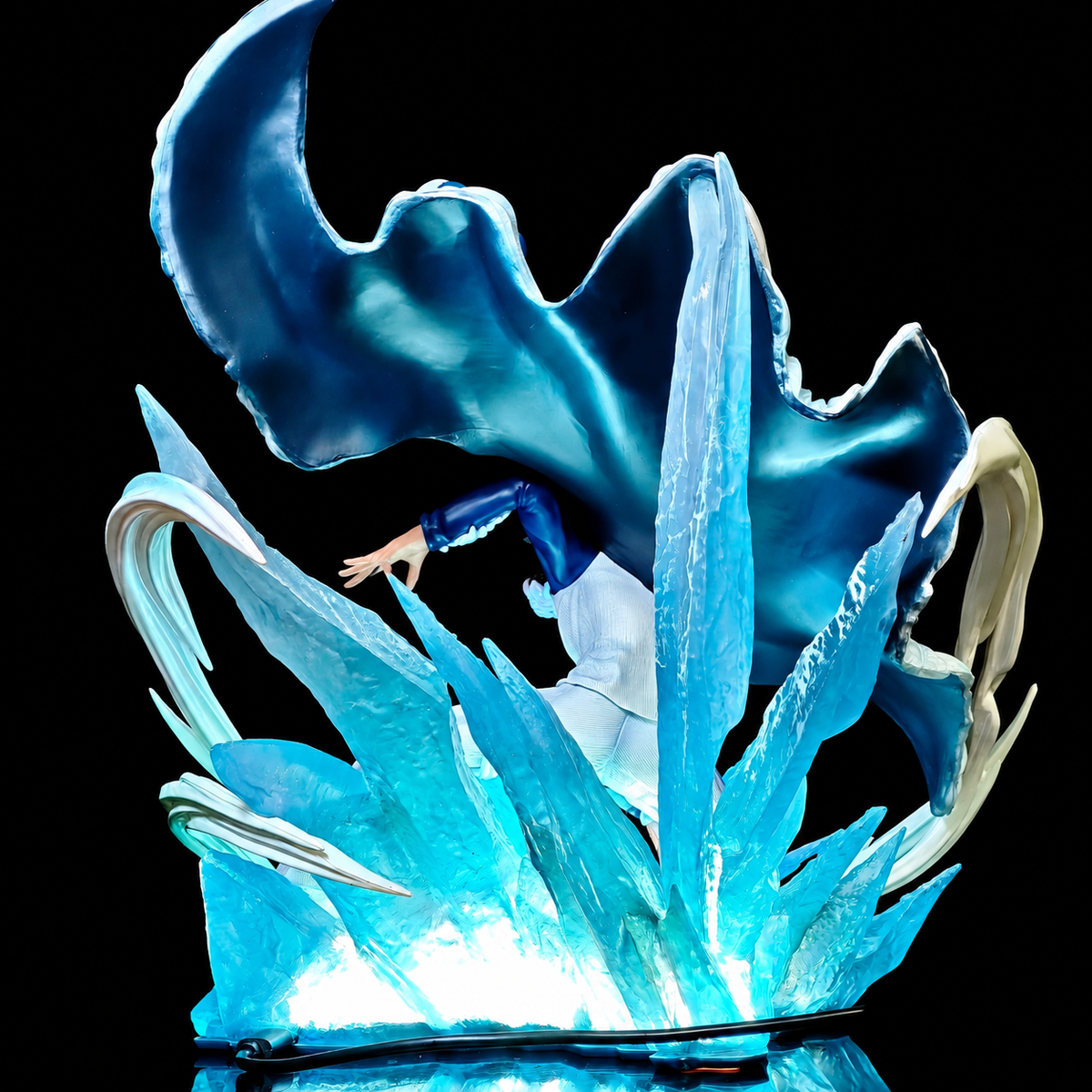 Vue arrière de la figurine Aokiji et de son imposant décor de glace