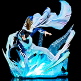Vue trois-quarts de la figurine Aokiji entourée d’effets de glace