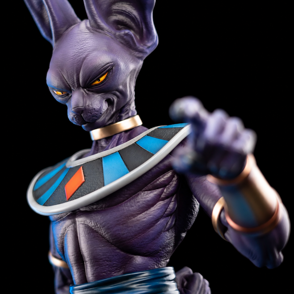 Gros plan du visage et du regard de Beerus
