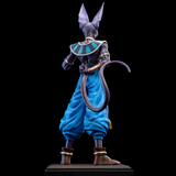 Vue arrière de la figurine Beerus avec sa longue queue