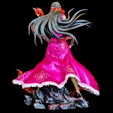 Vue arrière de la figurine Boa Hancock montrant sa longue chevelure et sa robe