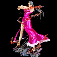 Vue trois-quarts de la figurine Boa Hancock avec robe rose et effets translucides