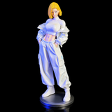 Figurine C-18 de Dragon Ball en tenue blanche sur son socle