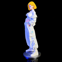 Vue de profil de la figurine C-18 et de sa tenue blanche