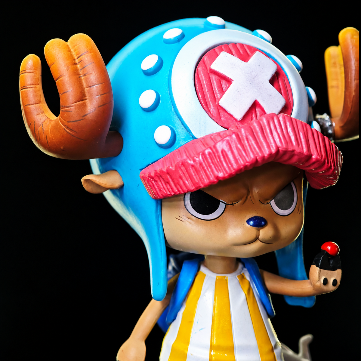 Détail du chapeau et des bois de la figurine Chopper après l’ellipse