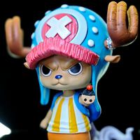 Gros plan du visage et du chapeau de Chopper après l’ellipse
