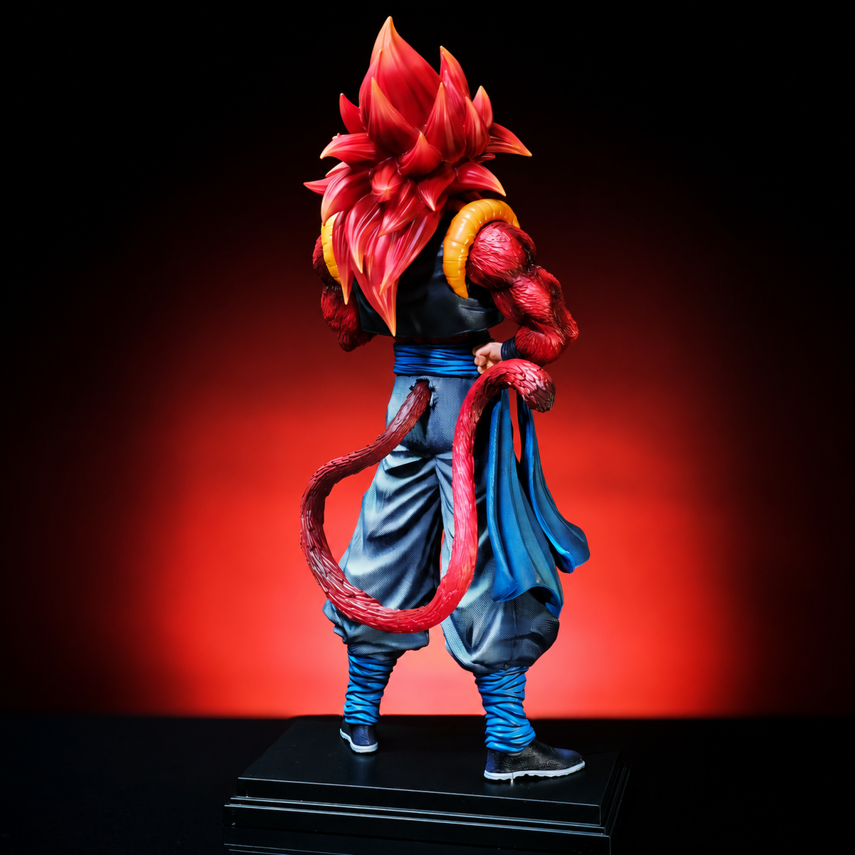 Vue arrière de la figurine Gogeta Super Saiyan 4 avec sa queue Saiyan