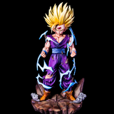 Vue frontale de la figurine Gohan Super Saiyan 2 avec effets d’éclairs bleus