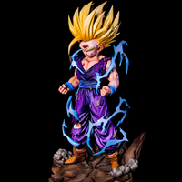 Vue trois-quarts de la figurine Gohan Super Saiyan 2 sur son socle rocheux