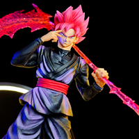 Vue rapprochée de Goku Black Super Saiyan Rosé avec tenue noire et ceinture rouge