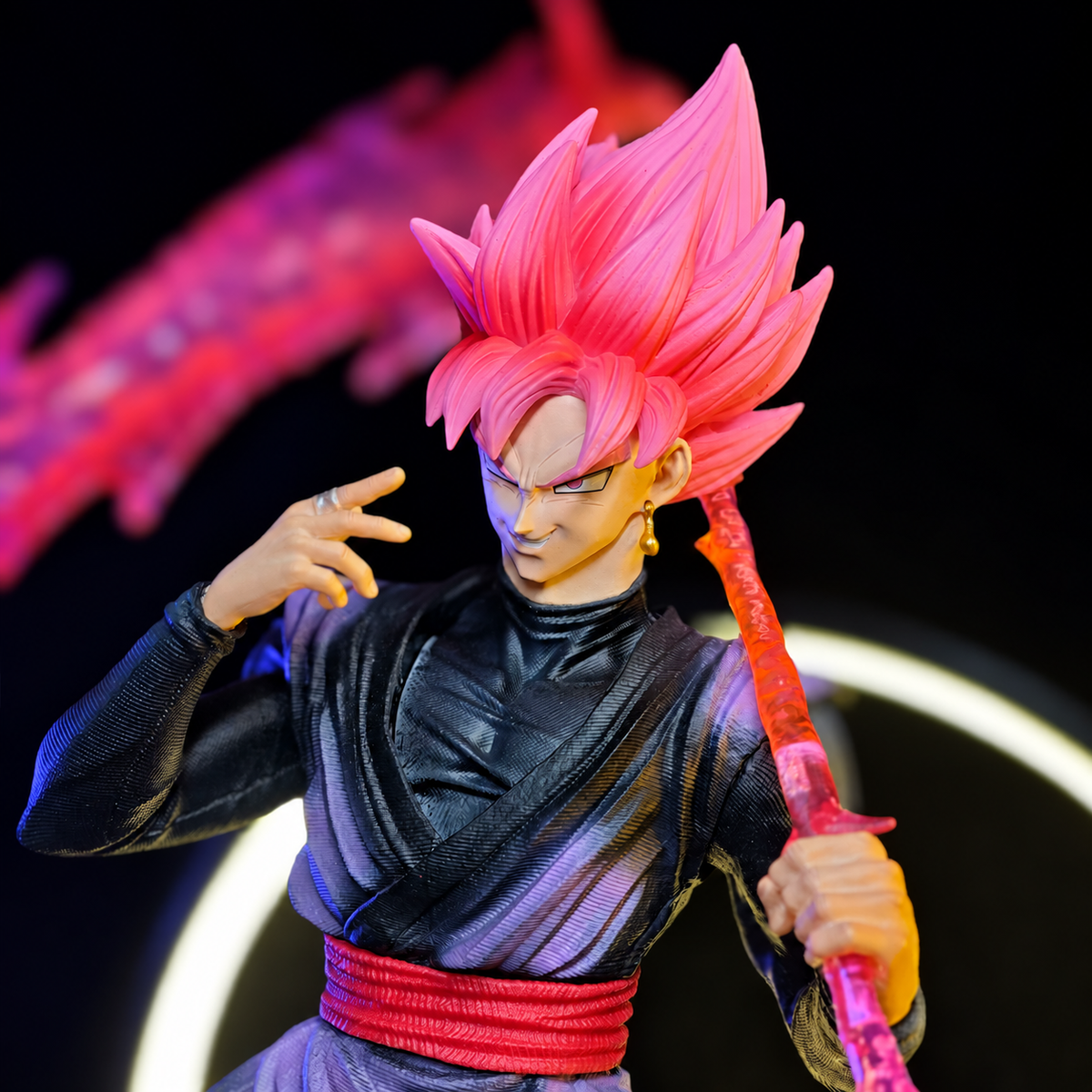 Gros plan du visage et de la chevelure Super Saiyan Rosé de Goku Black