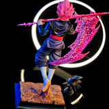 Vue arrière de la figurine Goku Black Rosé et de sa grande faux translucide
