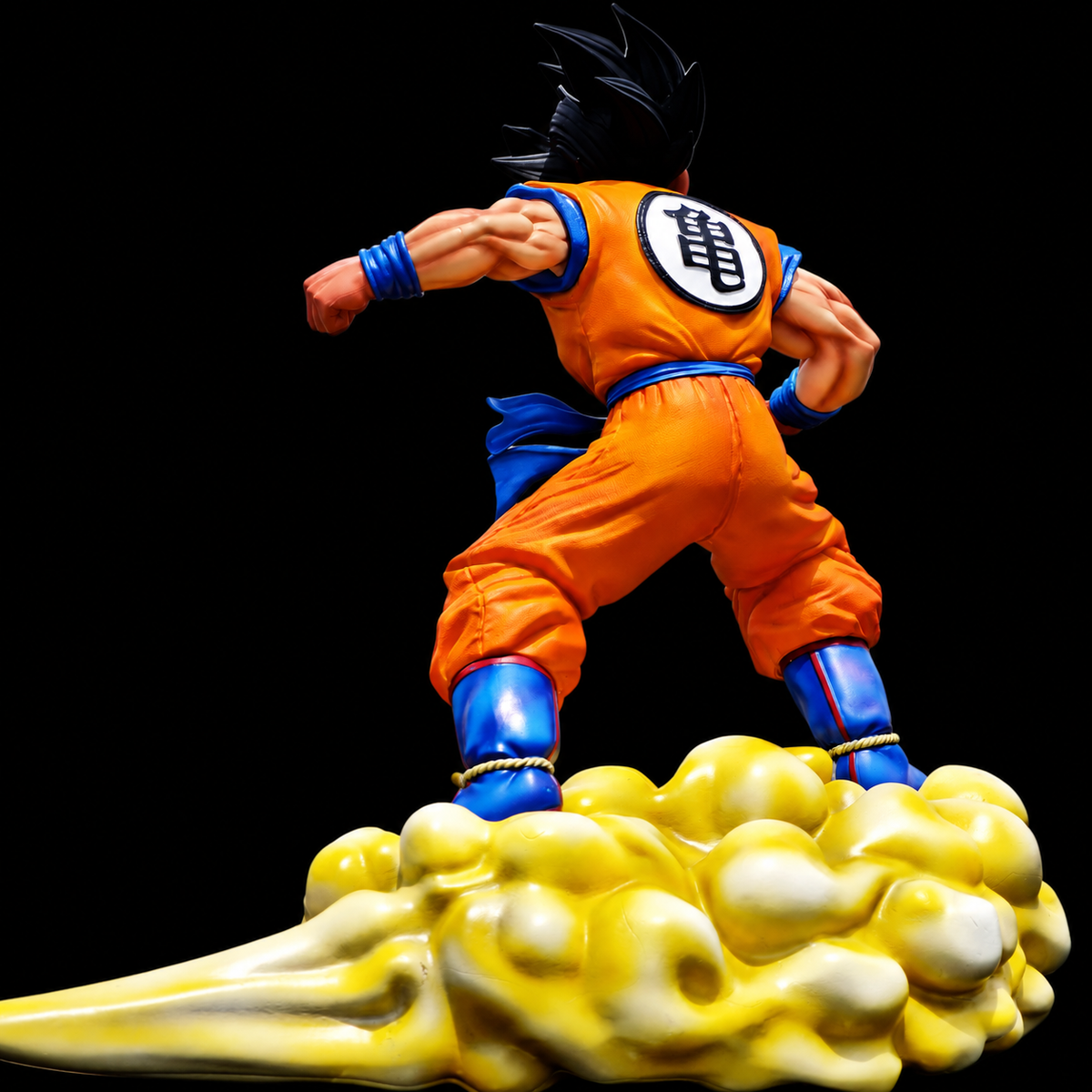 Vue arrière de Goku sur le Nuage Magique