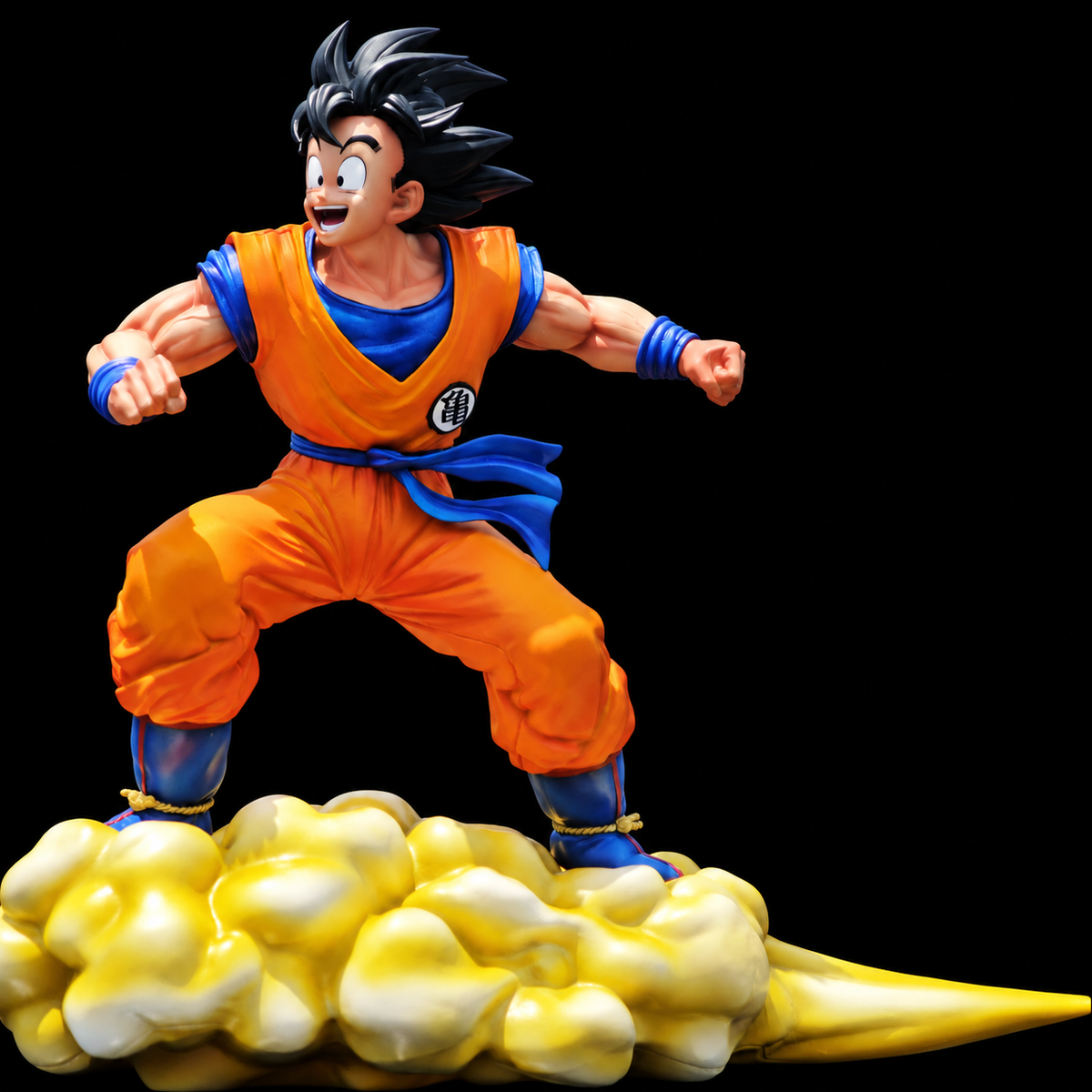 Vue trois-quarts de la figurine Goku sur le Nuage Magique