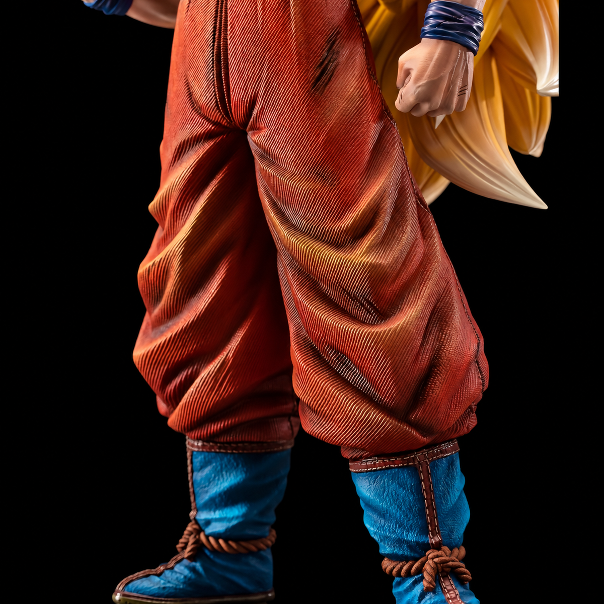 Détail de la tenue et des bottes de la figurine Goku Super Saiyan 3
