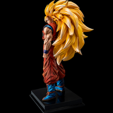 Vue trois-quarts de la figurine Goku Super Saiyan 3