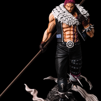 Vue rapprochée de Katakuri avec son col fourré et son trident