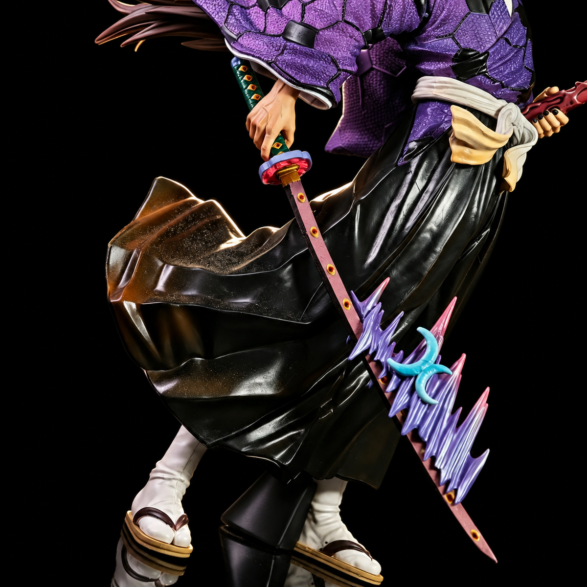 Détail du katana de Kokushibo avec lame violette et motifs en forme de croissant de lune