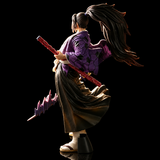 Vue arrière de la figurine Kokushibo avec longue chevelure noire et kimono violet
