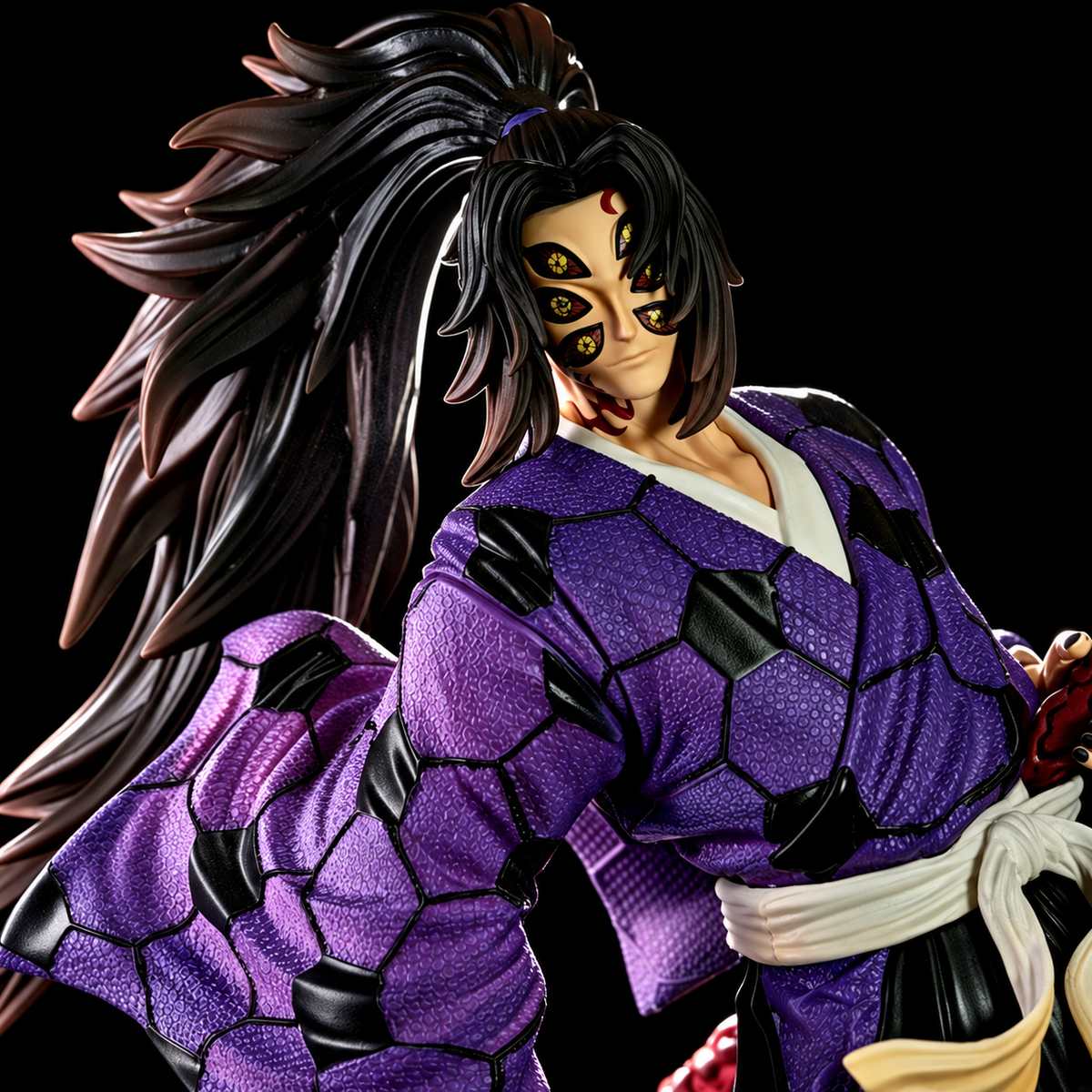 Gros plan de la figurine Kokushibo avec ses six yeux et son kimono violet texturé
