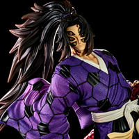 Gros plan de la figurine Kokushibo avec ses six yeux et son kimono violet texturé