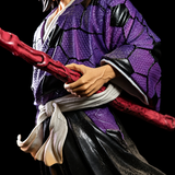 Figurine Kokushibo Demon Slayer vue trois quarts avec tenue violette et hakama noir