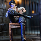 Vue en contre-plongée de la figurine Levi assis