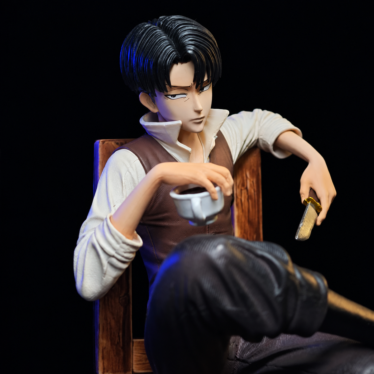 Gros plan du visage de Levi avec tasse et lame