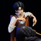 Gros plan du visage de Levi avec tasse et lame