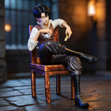 Figurine Levi dans une pose assise avec tasse à la main