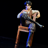 Figurine Levi assis sur une chaise avec tasse et lame