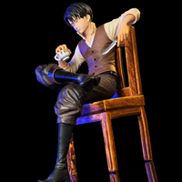 Vue trois-quarts de la figurine Levi assis sur sa chaise