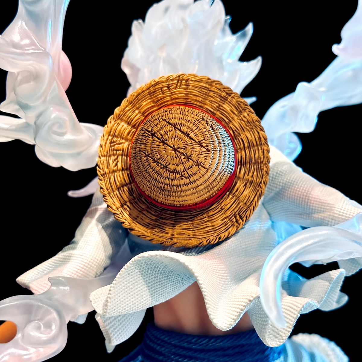 Détail du chapeau de paille dans le dos de Luffy Gear 5