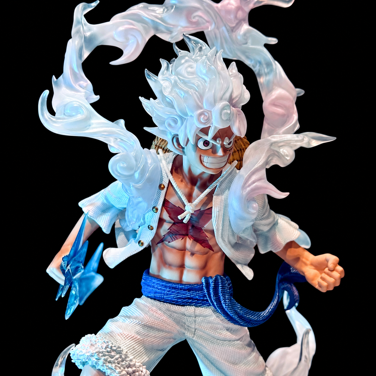 Vue trois-quarts de Luffy Gear 5 entouré de volutes translucides