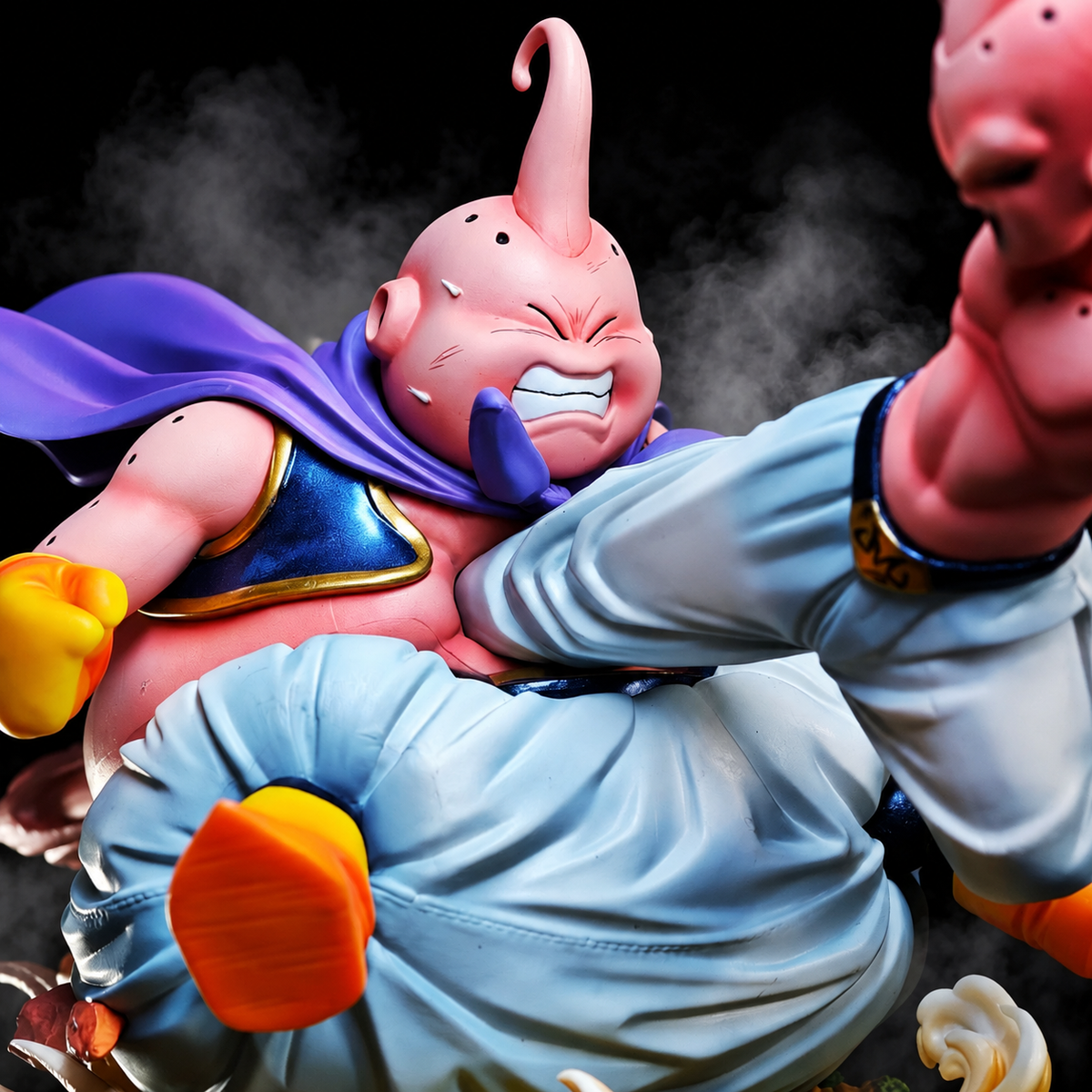Gros plan de Majin Buu encaissant le coup de Kid Buu