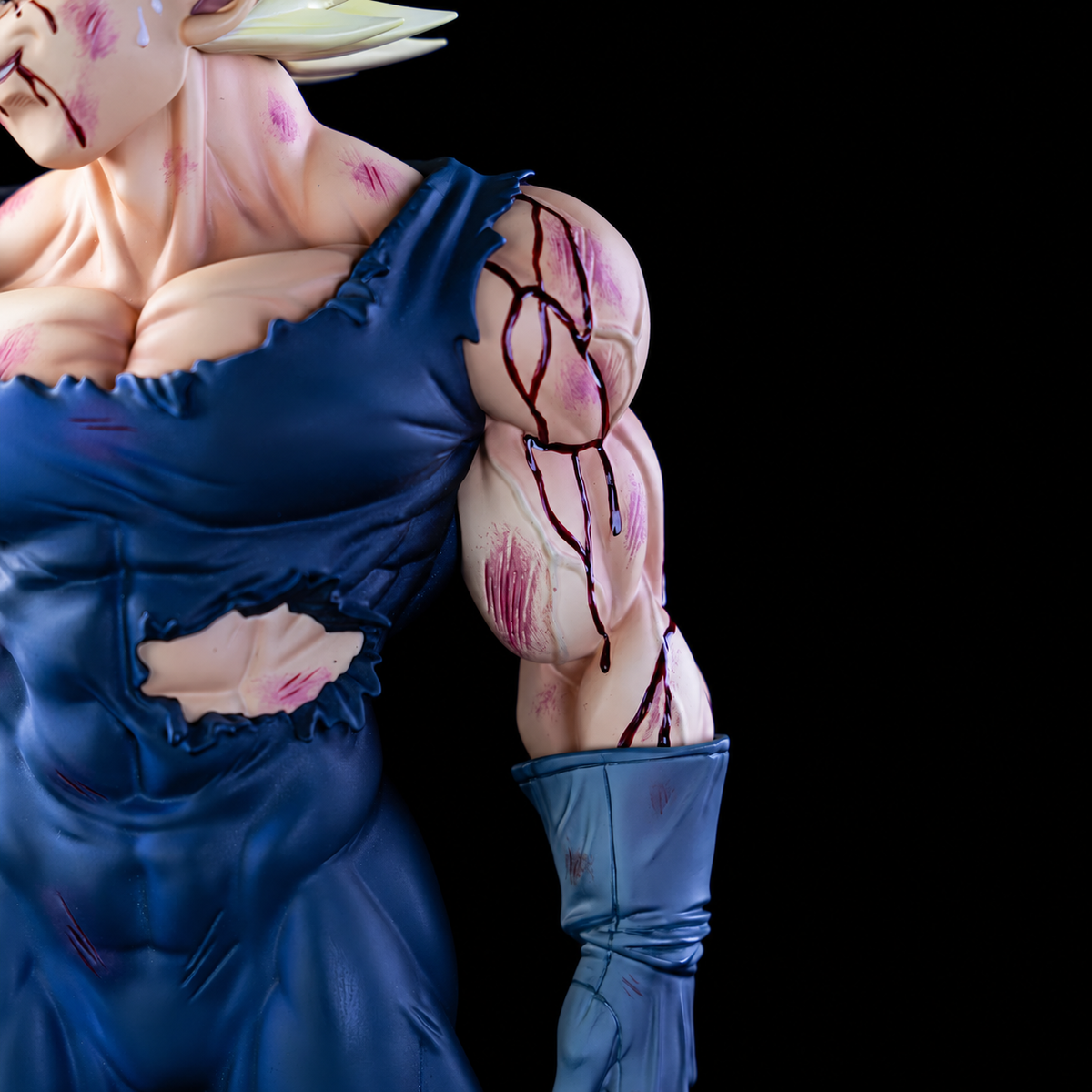 Détail des blessures et de la tenue déchirée de Majin Vegeta