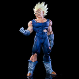 Vue complète de Majin Vegeta avec expression fermée et tenue de combat endommagée