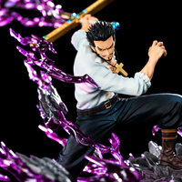 Vue rapprochée de Mihawk avec sa chemise blanche et son pendentif en croix