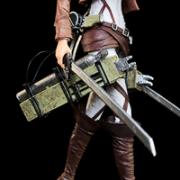 Gros plan de l'équipement tridimensionnel et d'une lame de la figurine Mikasa