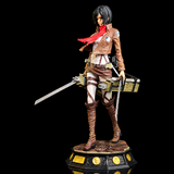 Vue trois-quarts de la figurine Mikasa avec ses lames et son équipement tridimensionnel