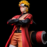 Vue en contre-plongée de Naruto Mode Ermite avec les bras croisés